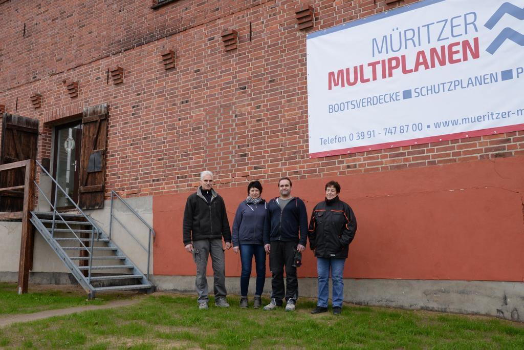 Roberto Neu (2. v. r.) und sein Team vor dem neuen Firmensitz in Röbel.